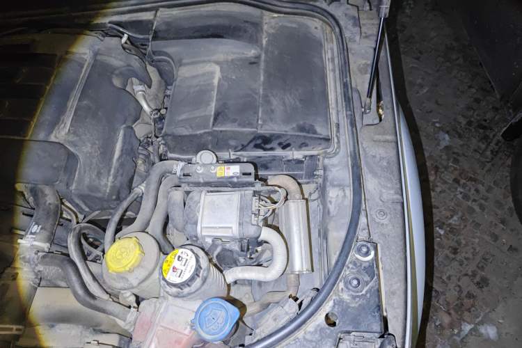 Used Land Rover Discovery 2012 3.0 SDV6 HSE Diesel Version Engine Bay Left