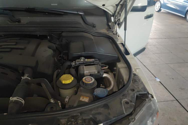 Used Land Rover Discovery 2012 3.0 SDV6 HSE Diesel Version Engine Bay Left