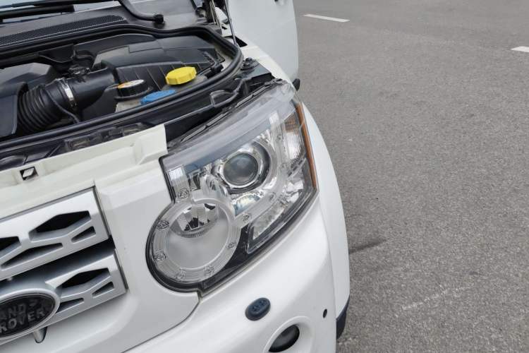 Used Land Rover Discovery 2012 5.0 V8 HSE Engine Bay Left