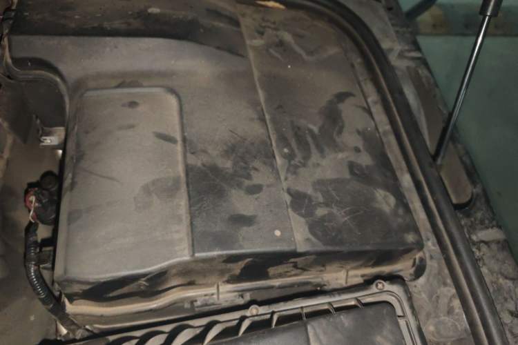 Used Land Rover Discovery 2012 5.0 V8 SE Engine Bay Left