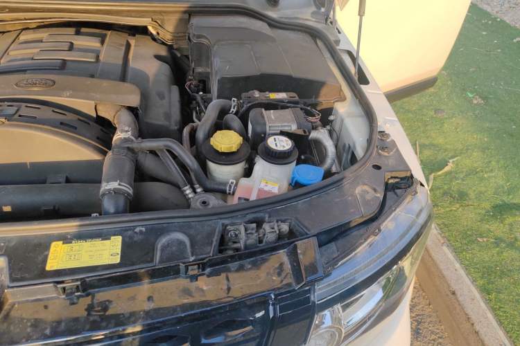 Used Land Rover Discovery 2012 3.0 SDV6 HSE Diesel Version Engine Bay Left