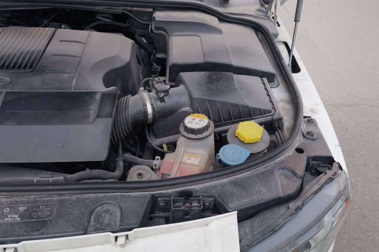 Used Land Rover Discovery 2012 5.0 V8 HSE Engine Bay Left