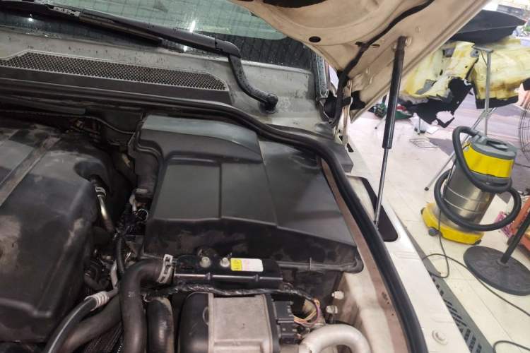 Used Land Rover Discovery 2012 3.0 SDV6 HSE Diesel Version Engine Bay Left