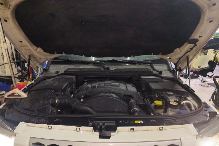 Used Land Rover Discovery 2012 3.0 SDV6 HSE Diesel Version Engine Bay