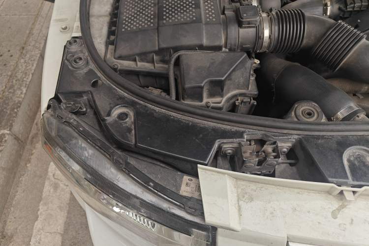 Used Land Rover Discovery 2012 3.0 SDV6 HSE Diesel Version Engine Bay Right