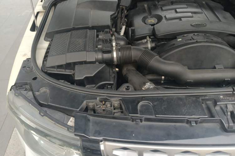 Used Land Rover Discovery 2012 3.0 SDV6 HSE Diesel Version Engine Bay Right