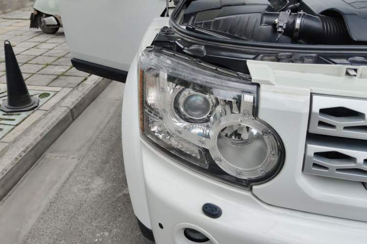 Used Land Rover Discovery 2012 5.0 V8 HSE Engine Bay Right