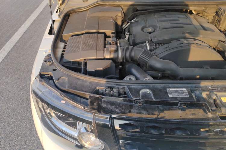 Used Land Rover Discovery 2012 3.0 SDV6 HSE Diesel Version Engine Bay Right