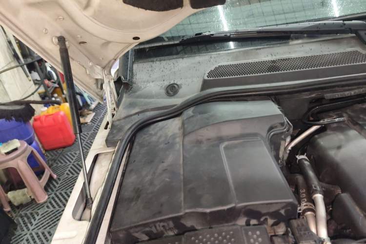 Used Land Rover Discovery 2012 3.0 SDV6 HSE Diesel Version Engine Bay Right