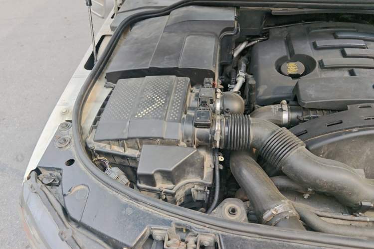 Used Land Rover Discovery 2012 3.0 SDV6 HSE Diesel Version Engine Bay Right