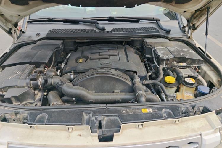 Used Land Rover Discovery 2012 3.0 SDV6 HSE Diesel Version Engine Bay