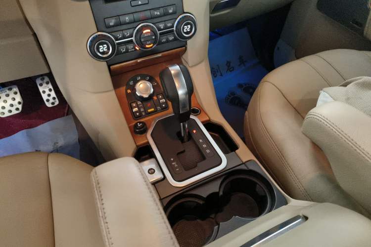 Used Land Rover Discovery 2012 3.0 SDV6 HSE Diesel Version Gear Lever