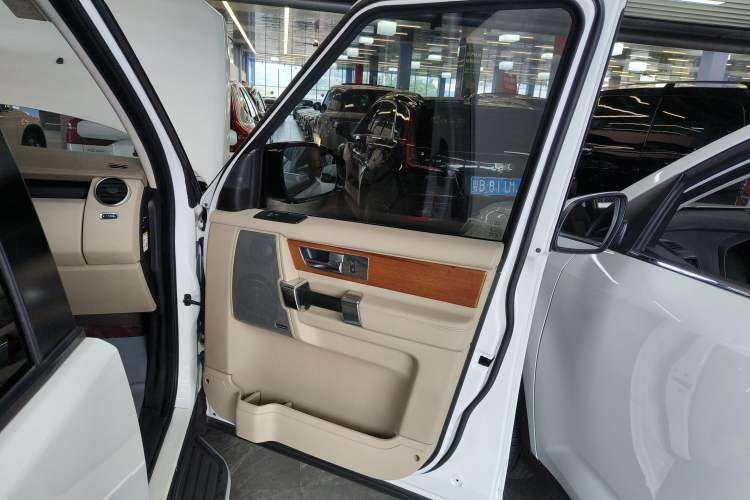 Used Land Rover Discovery 2012 3.0 SDV6 HSE Diesel Version Interior 5