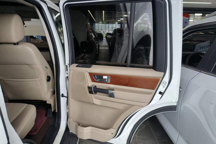 Used Land Rover Discovery 2012 3.0 SDV6 HSE Diesel Version Interior 6