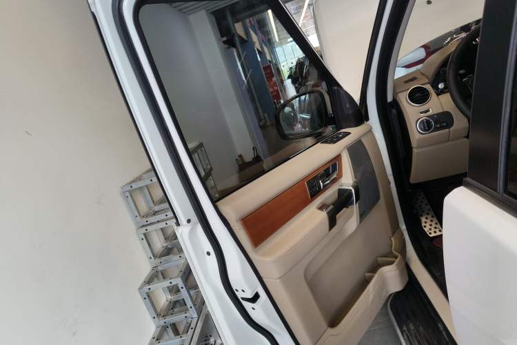 Used Land Rover Discovery 2012 3.0 SDV6 HSE Diesel Version Interior 7