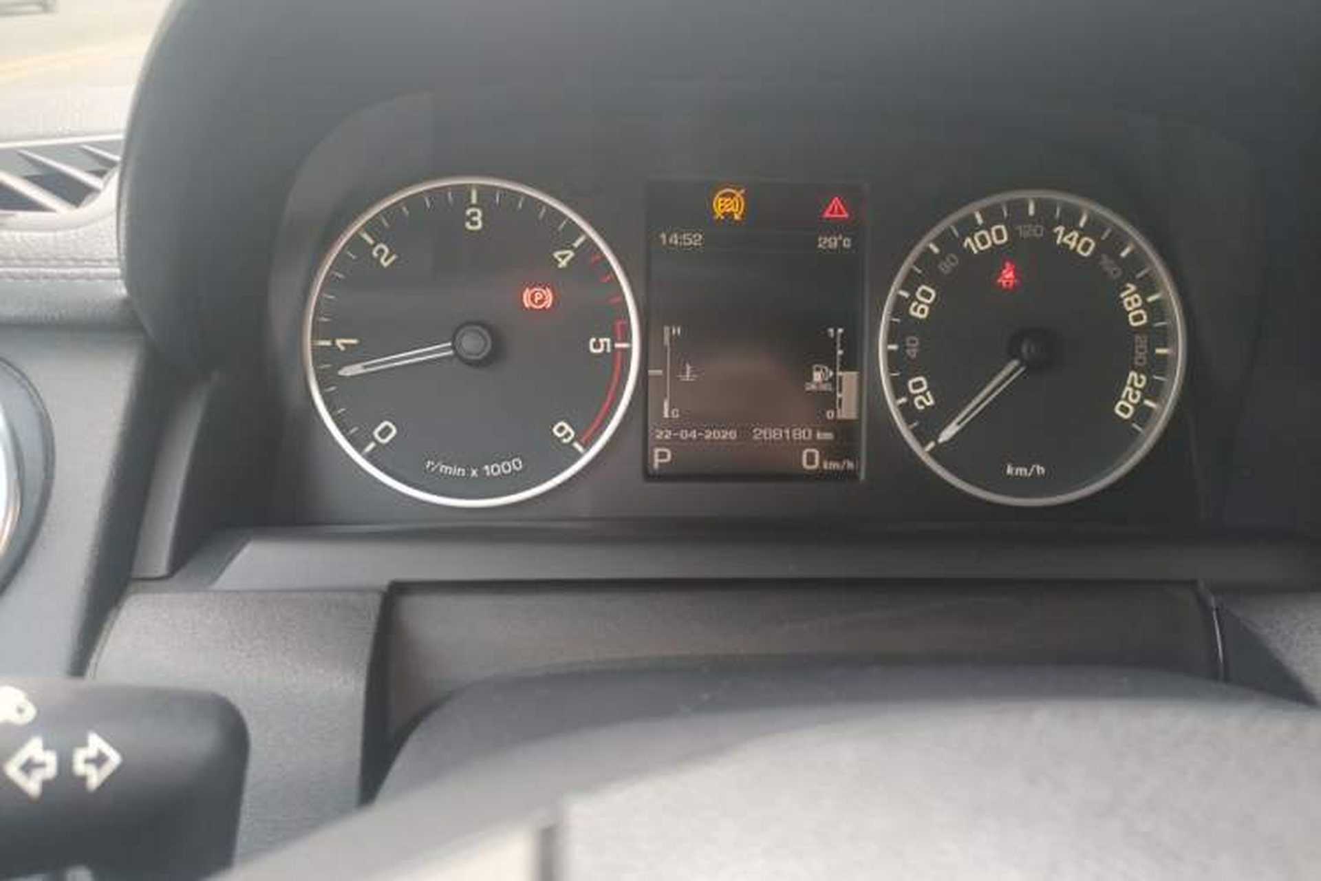 Used Land Rover Discovery 2012 3.0 SDV6 HSE Diesel Version Odometer Close Up