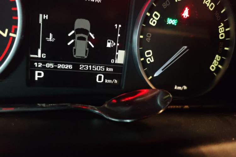 Used Land Rover Discovery 2012 5.0 V8 SE Odometer Close Up