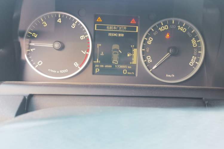 Used Land Rover Discovery 2012 5.0 V8 HSE Odometer Close Up