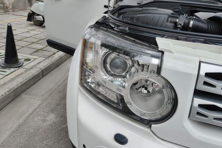 Used Land Rover Discovery 2012 5.0 V8 HSE Right Front Headlight
