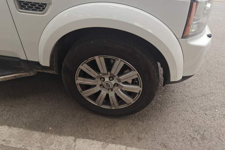 Used Land Rover Discovery 2012 3.0 SDV6 HSE Diesel Version Right Front Wheel Hub