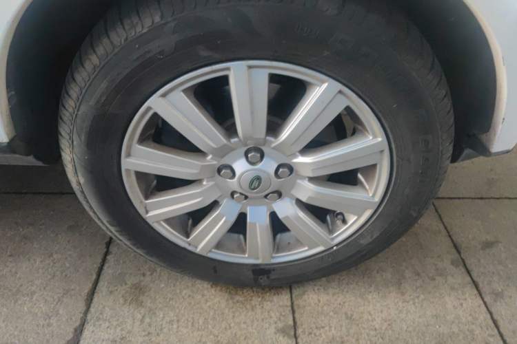 Used Land Rover Discovery 2012 3.0 SDV6 HSE Diesel Version Right Front Wheel Hub