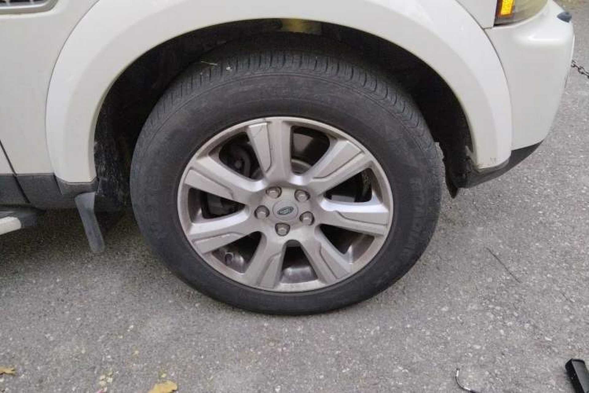 Used Land Rover Discovery 2012 3.0 SDV6 HSE Diesel Version Right Front Wheel Hub