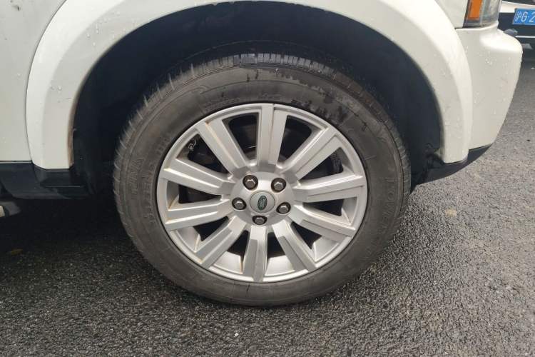 Used Land Rover Discovery 2012 3.0 SDV6 HSE Diesel Version Right Front Wheel Hub
