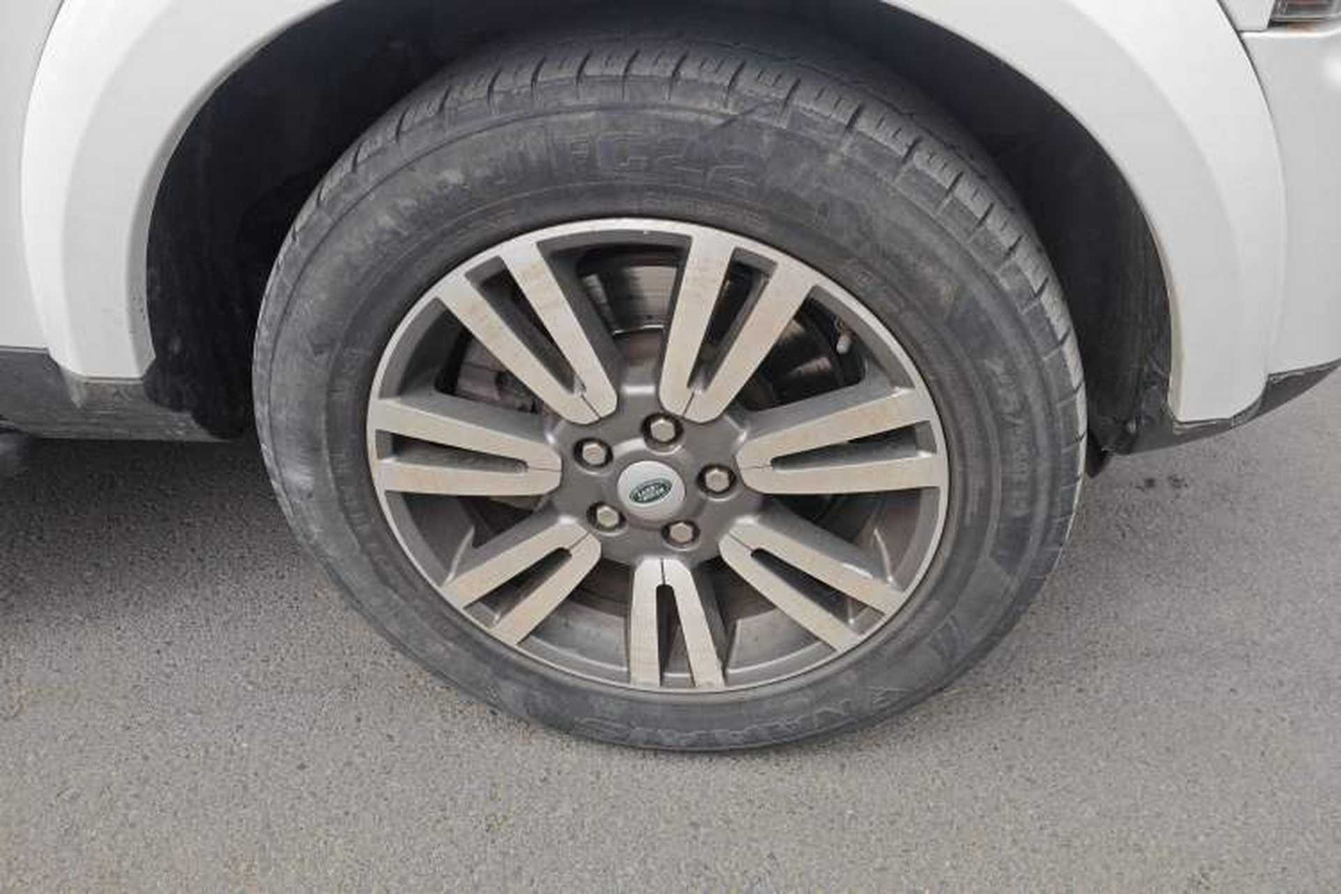 Used Land Rover Discovery 2012 3.0 SDV6 HSE Diesel Version Right Front Wheel Hub
