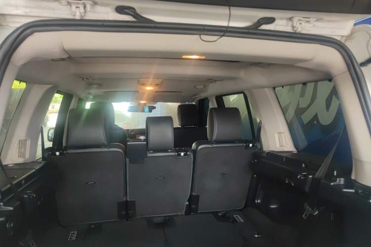 Used Land Rover Discovery 2012 3.0 SDV6 HSE Diesel Version Trunk