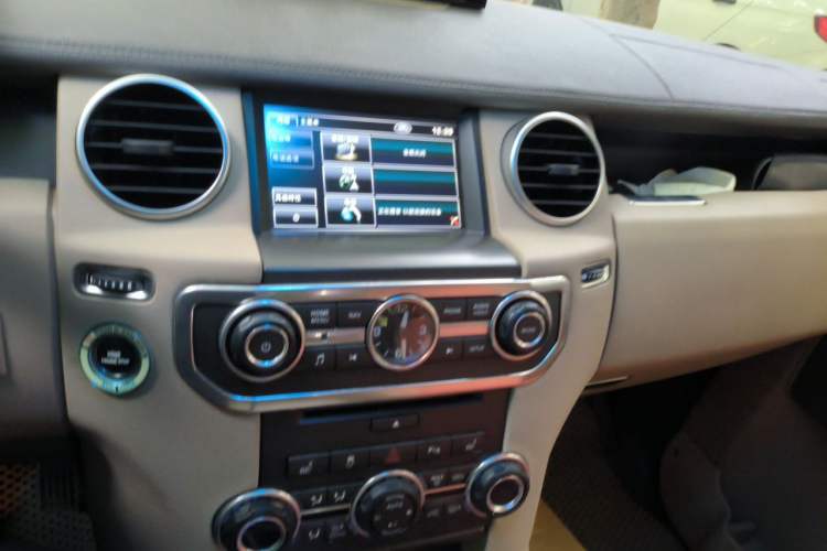 Used Land Rover Discovery 2013 3.0 SDV6 HSE Diesel Edition Audio And AC Panel