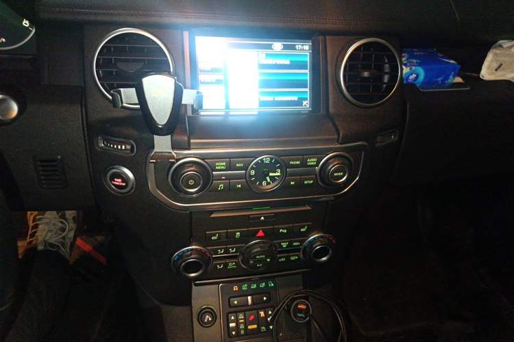 Used Land Rover Discovery 2013 3.0 SDV6 Prestige Black Limited Edition Audio And AC Panel