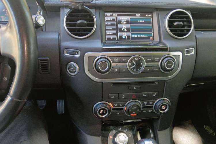 Used Land Rover Discovery 2013 5.0 V8 SE model Audio And AC Panel