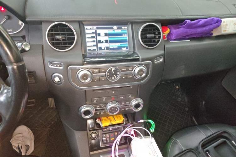 Used Land Rover Discovery 2013 3.0 SDV6 HSE Diesel Edition Audio And AC Panel