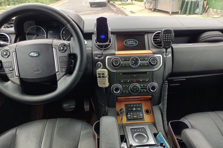 Used Land Rover Discovery 2013 3.0 SDV6 HSE Diesel Edition Center Console