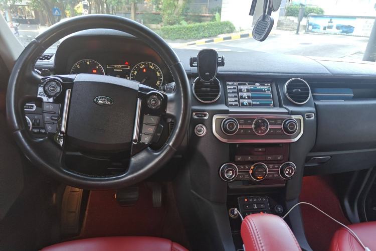 Used Land Rover Discovery 2013 3.0 SDV6 HSE Diesel Edition Center Console