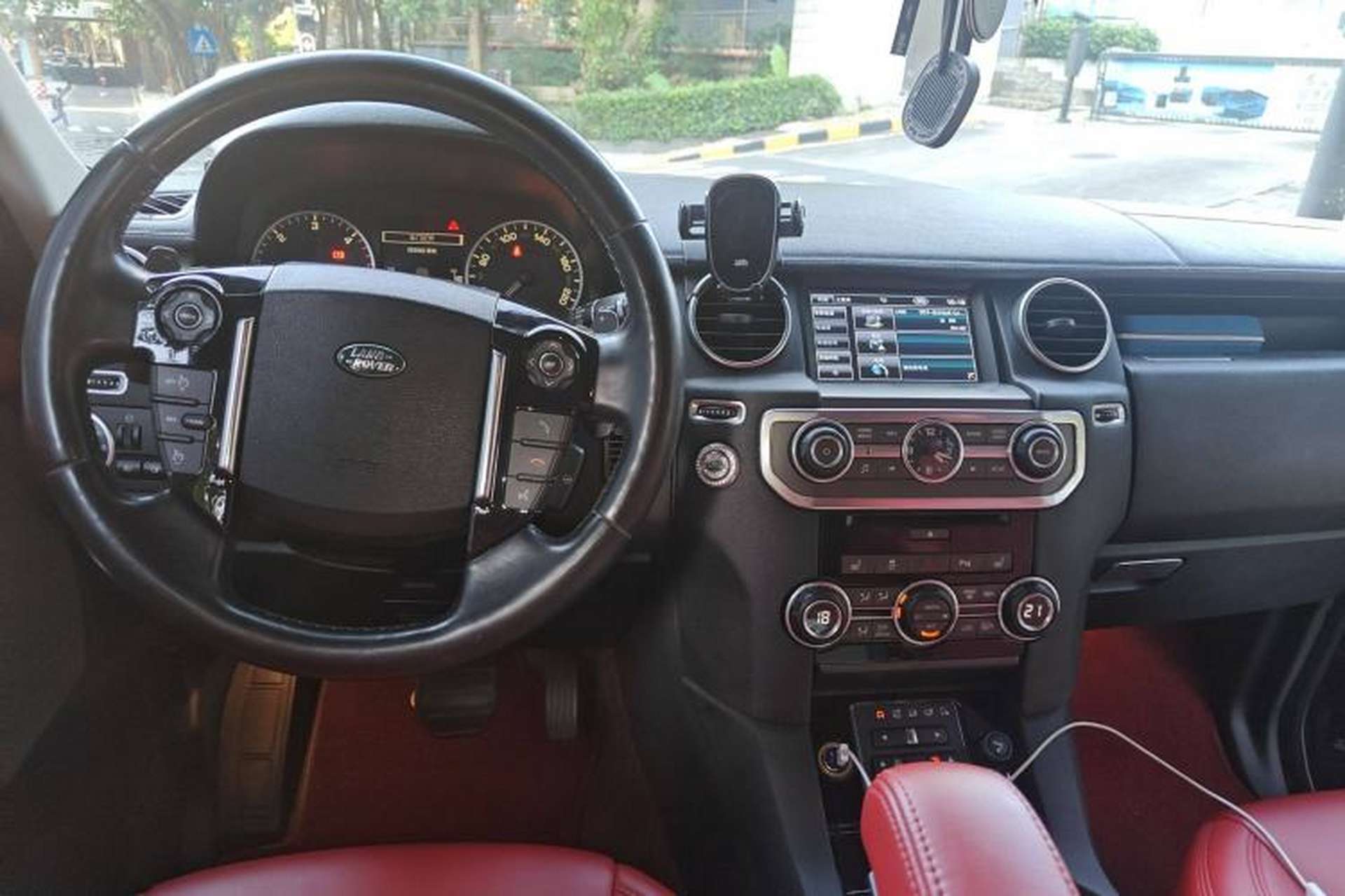 Used Land Rover Discovery 2013 3.0 SDV6 HSE Diesel Edition Center Console