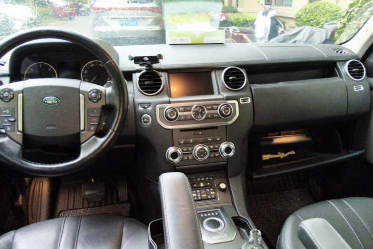 Used Land Rover Discovery 2013 3.0 SDV6 HSE Diesel Edition Center Console