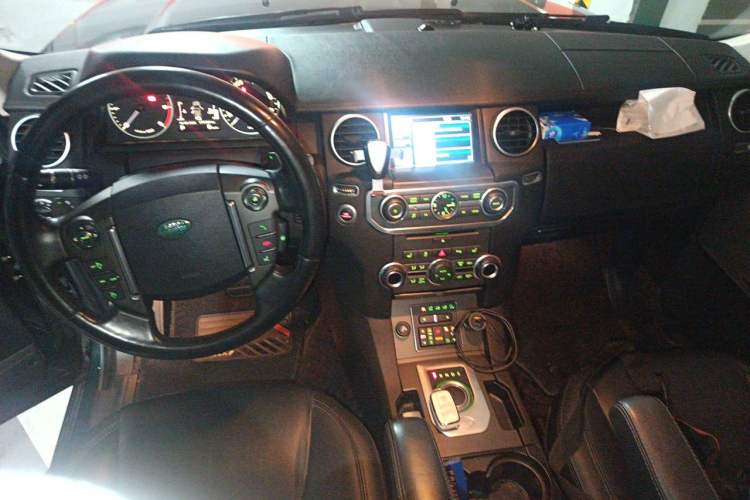 Used Land Rover Discovery 2013 3.0 SDV6 Prestige Black Limited Edition Center Console