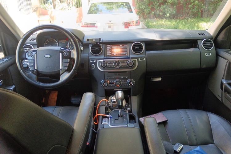 Used Land Rover Discovery 2013 5.0 V8 SE model Center Console