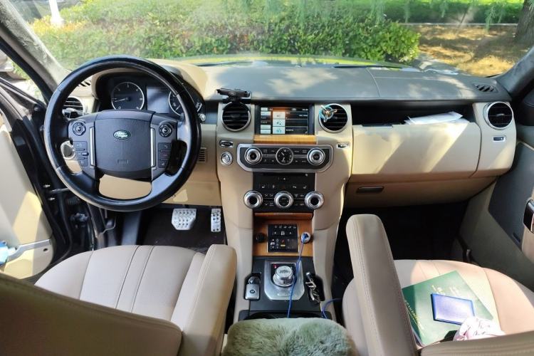 Used Land Rover Discovery 2013 3.0 SDV6 HSE Diesel Edition Center Console