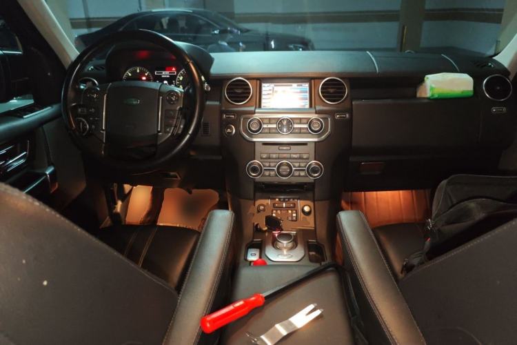 Used Land Rover Discovery 2013 3.0 SDV6 HSE Diesel Edition Center Console