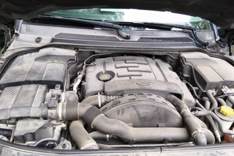 Used Land Rover Discovery 2013 3.0 SDV6 HSE Diesel Edition Engine Bay