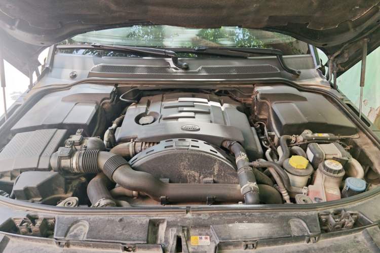 Used Land Rover Discovery 2013 3.0 SDV6 HSE Diesel Edition Engine Bay
