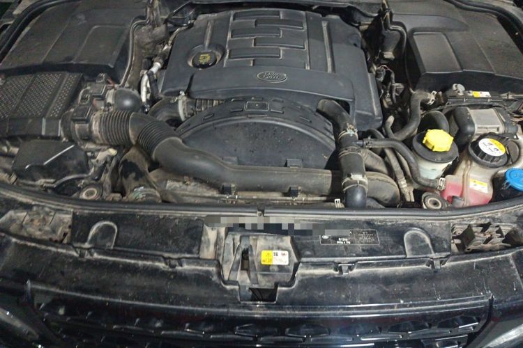 Used Land Rover Discovery 2013 3.0 SDV6 Prestige Black Limited Edition Engine Bay