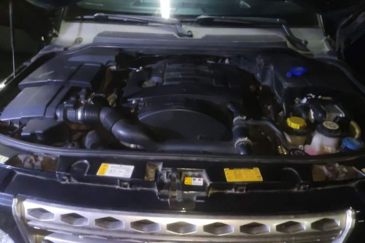 Used Land Rover Discovery 2013 3.0 SDV6 HSE Diesel Edition Engine Bay