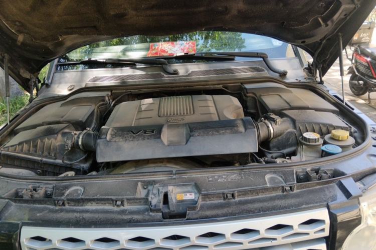 Used Land Rover Discovery 2013 5.0 V8 SE model Engine Bay