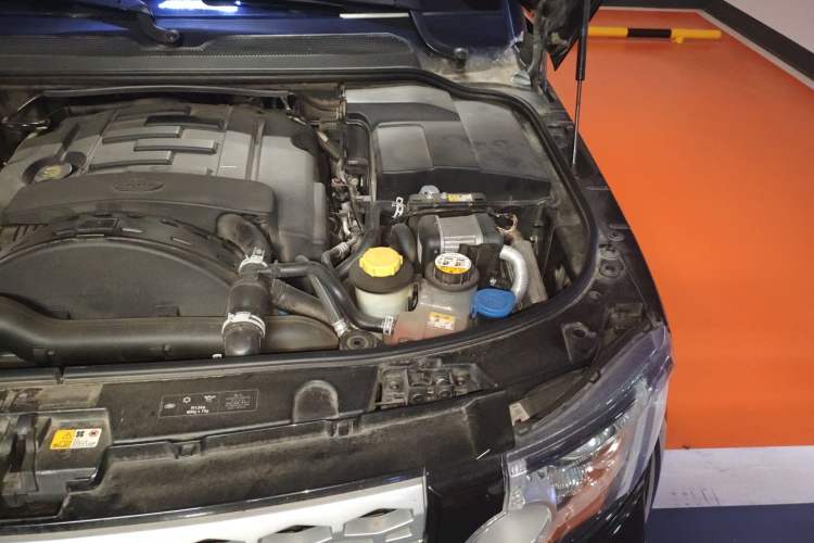 Used Land Rover Discovery 2013 3.0 SDV6 HSE Diesel Edition Engine Bay Left
