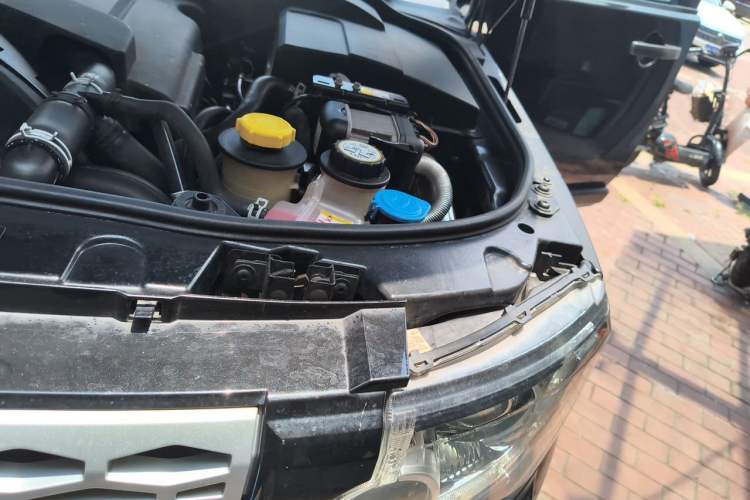 Used Land Rover Discovery  Engine Bay Left