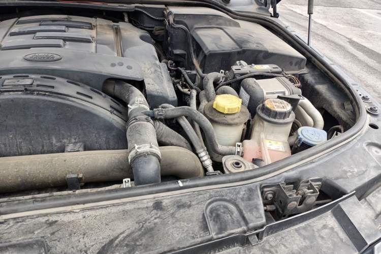 Used Land Rover Discovery 2013 3.0 SDV6 HSE Diesel Edition Engine Bay Left
