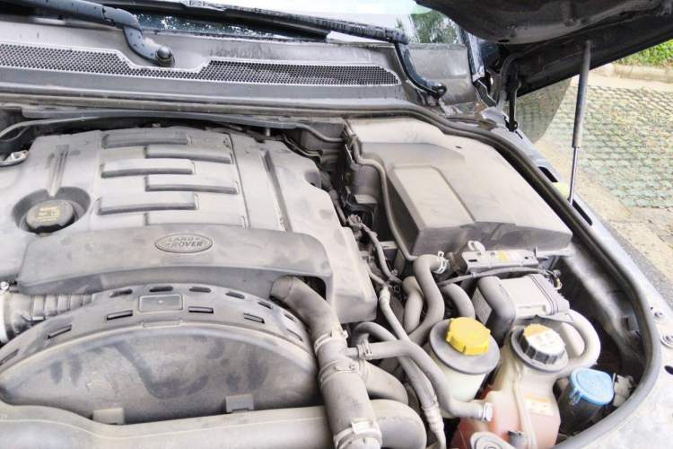 Used Land Rover Discovery 2013 3.0 SDV6 HSE Diesel Edition Engine Bay Left